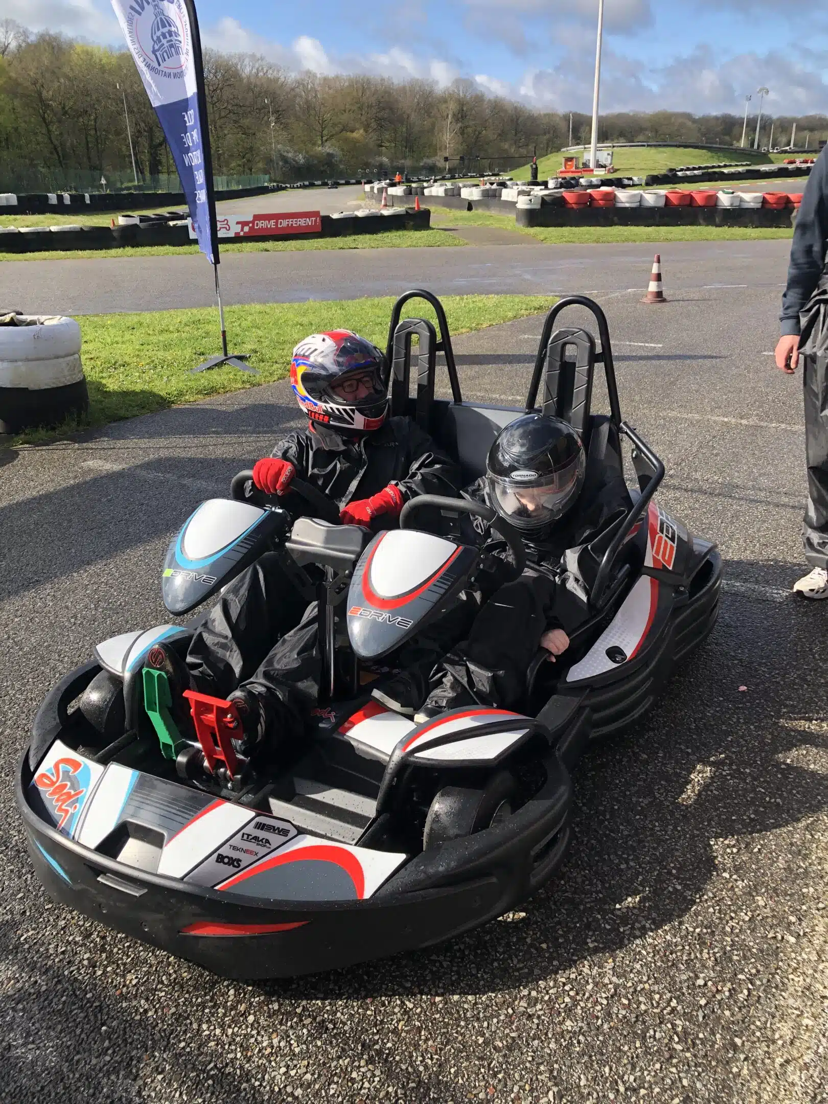 découverte de la pratique handikart avec le karting  2DRIVE