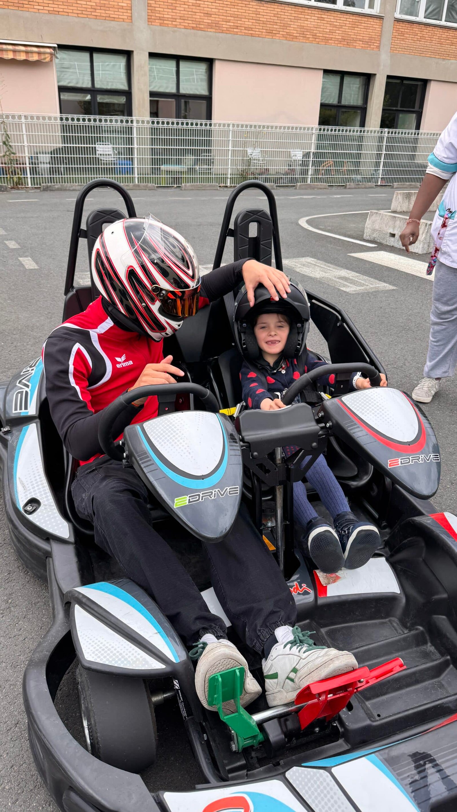 Enfant et adulte dans un kart biplaceAu coeur de l'Hôpital handikart smre jean chevrier hôpital saint maurice 94410