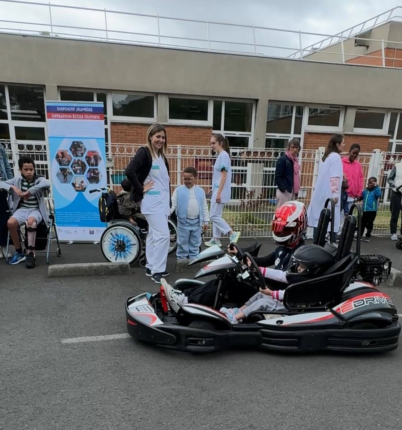 Personnes autour d'un karting extérieur.